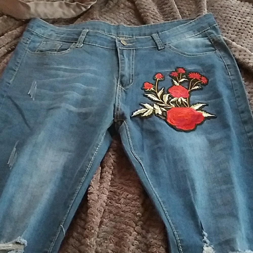 Ripped Jeans w/Flower Embroidery